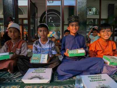 BAZNAS Berbagi Hidangan Berkah Ramadhan di Masjid Assyakirin Jatinegara